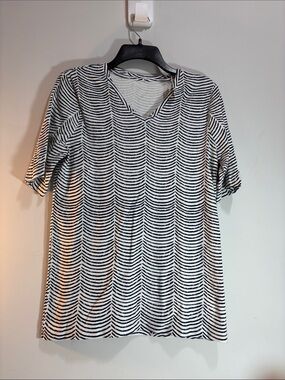 Chico Women’s Black & White Striped V-Neck Shirt New With Tags!! 0014